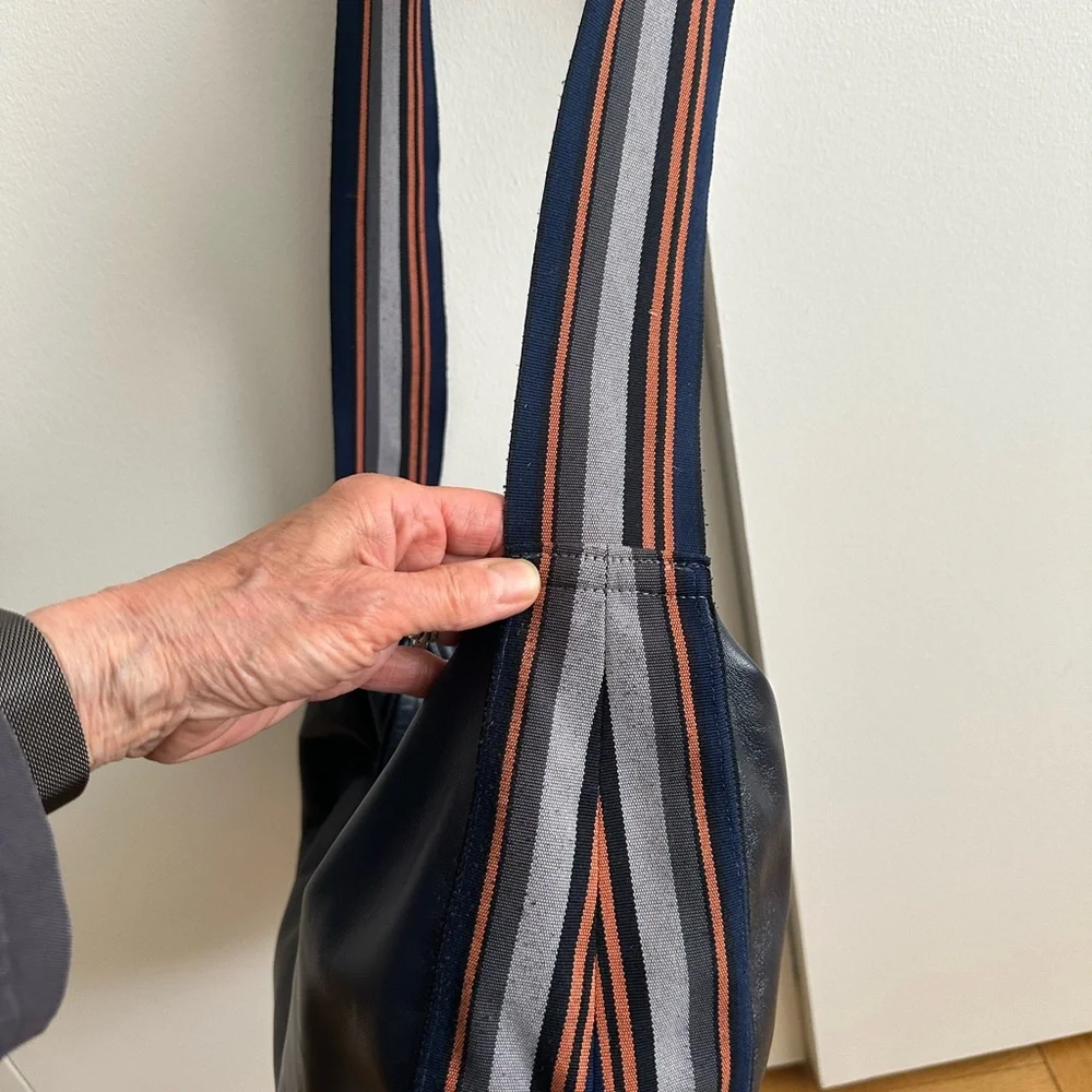 Elegant Navy Crossbody Bag - Picture 2 of 9